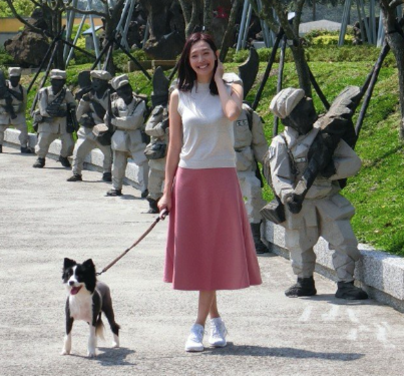 名模王心恬帶狗「打太極」 200毛小孩進朱銘美術館